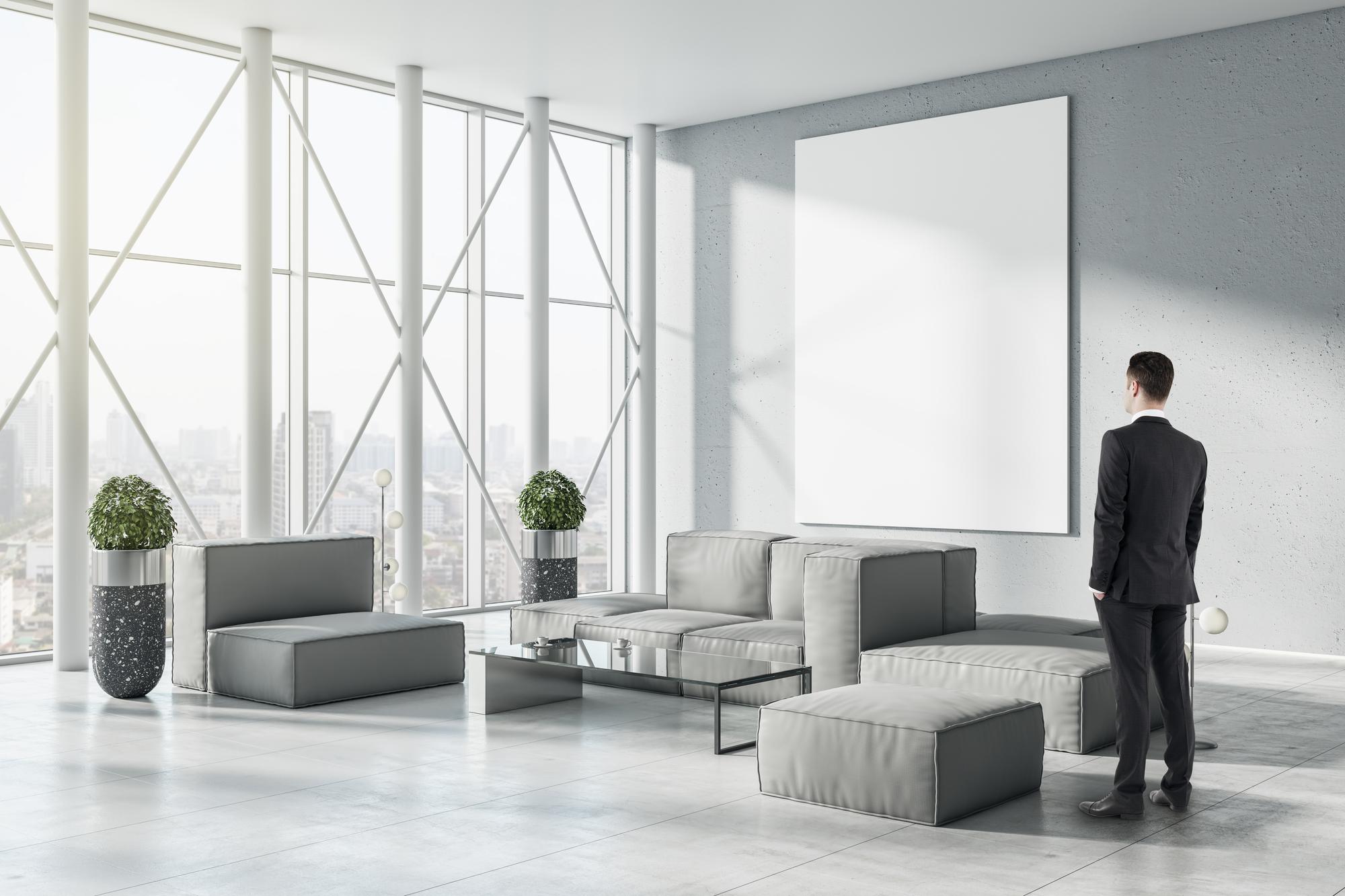 Agent prezentând un apartament modern